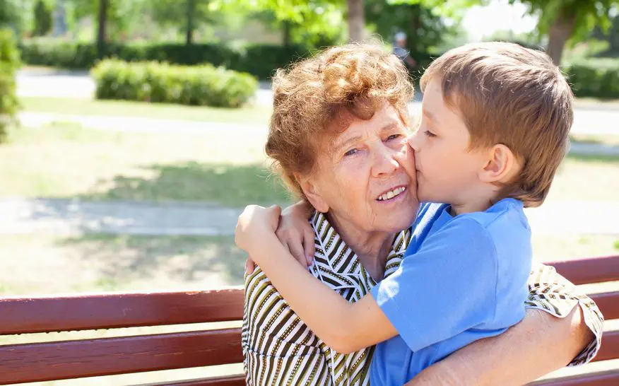 Consecuencias para los abuelos que se convierten en padres de sus nietos