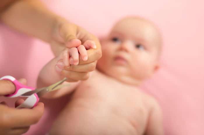 Cortar las uñas a un bebé