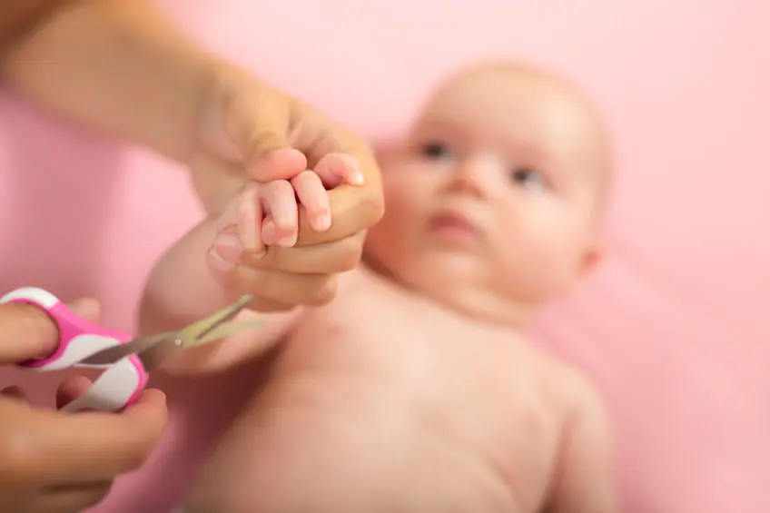 Trucos para cortar las uñas a los bebés