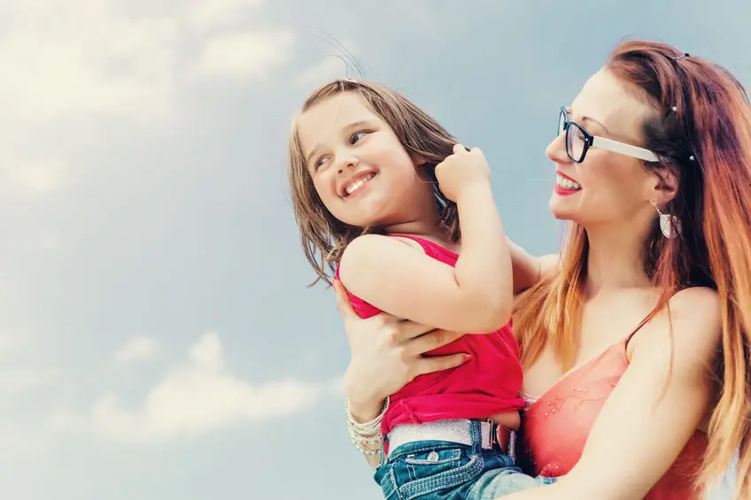 ¿Es normal que los niños interrumpan a sus padres cuando hablan?