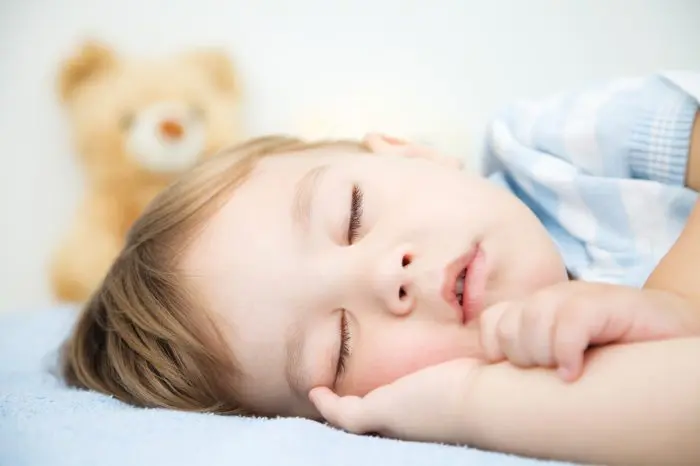 Hijo pequeño se despierta por la noche