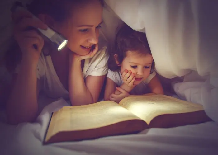 Leer cuentos a los niños antes de dormir