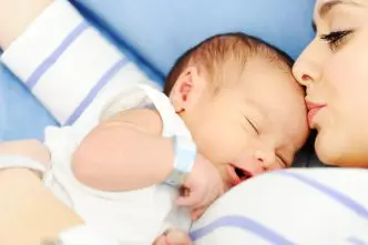 Abrazar bebés prematuros cuidados intensivos