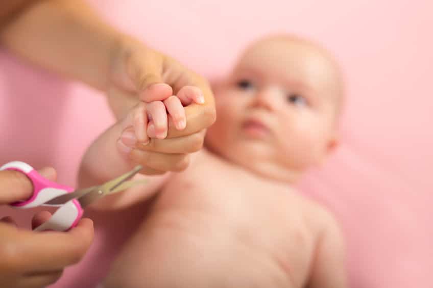 Uñas de los bebés cómo se cortan y cuidan  Natalben