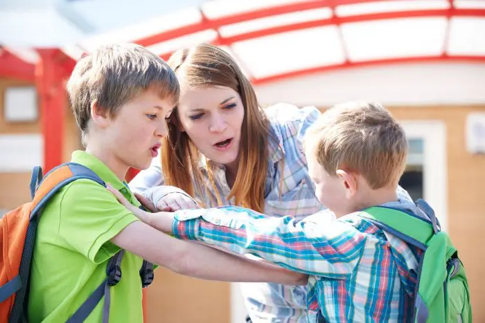 Enseñar niño defenderse sin violencia