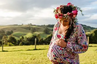 Mujer embarazada con flores