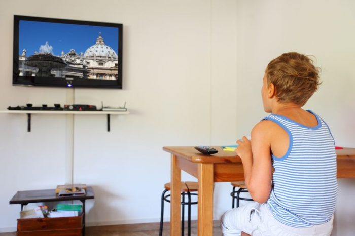 Niños solos en casa verano