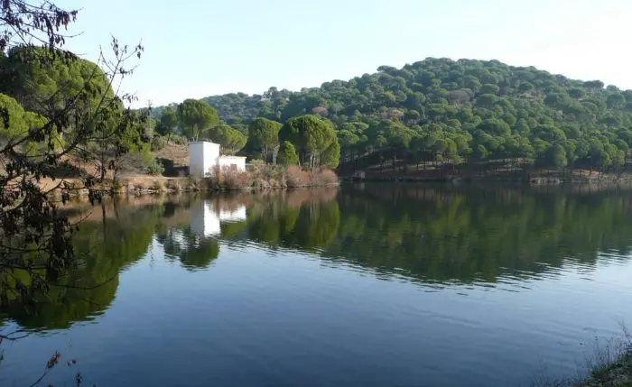 Piscina natural Embalse de Picadas, en Pelayos de la Presa, en Madrid