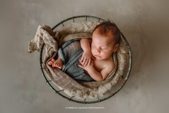 Bebé en cesto durmiendo