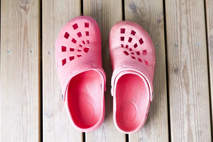 Cuidado con el calzado de goma infantil durante el verano