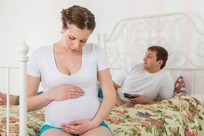 discuten parejas durante embarazo
