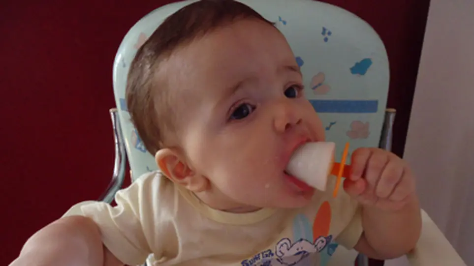 Una madre hace helado de leche materna para aliviar las molestias de la dentición de su bebé