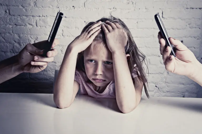 ¿Cómo tu adicción al móvil puede afectar a tu hijo?