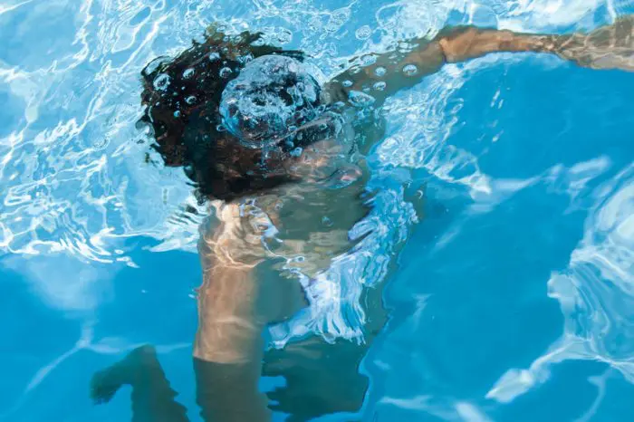 Girl drown in pool. Девушка Drowned in the Pool girl. Girl Drowning in Pool. Woman can't Swim and Drowning. Wynonna can't Swim Drowning