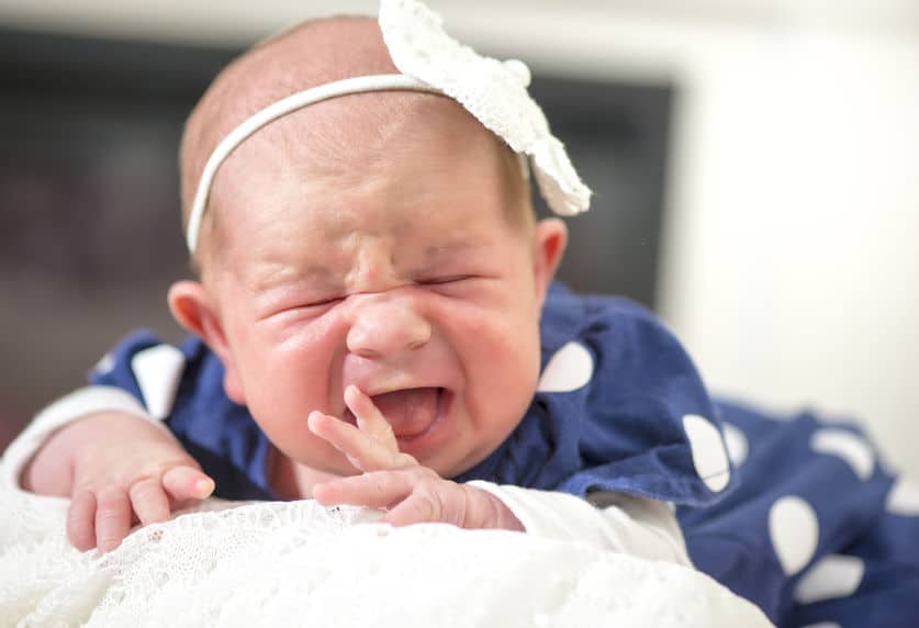 Los peligros de usar adornos para la cabeza en los bebés