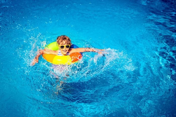 seguridad niños agua piscina playa