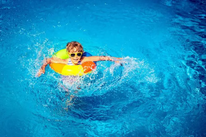 seguridad niños agua piscina playa