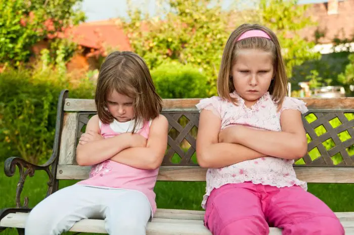 Cómo tratar con un niño enfadado