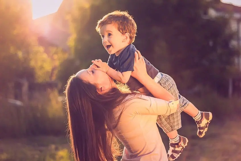 Madre soltera con hijos pequeños