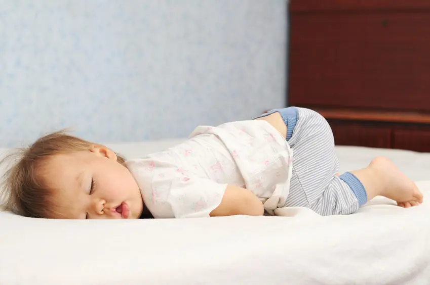 ¿Por qué debes animar a los niños a dormir en su propia cama?