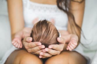 Beneficios abrazar bebés