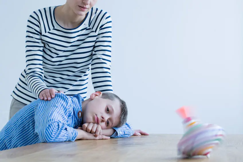 Madres se alegran de que un niño con Asperger se cambie de clase