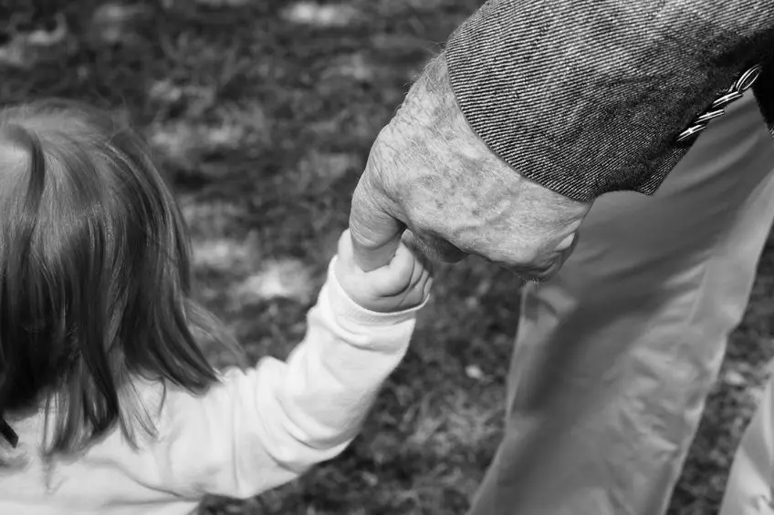 Abuelos que se convierten en padres de nuevo por el egoísmo de los hijos