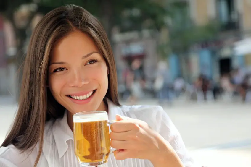 Beneficios cerveza mujer