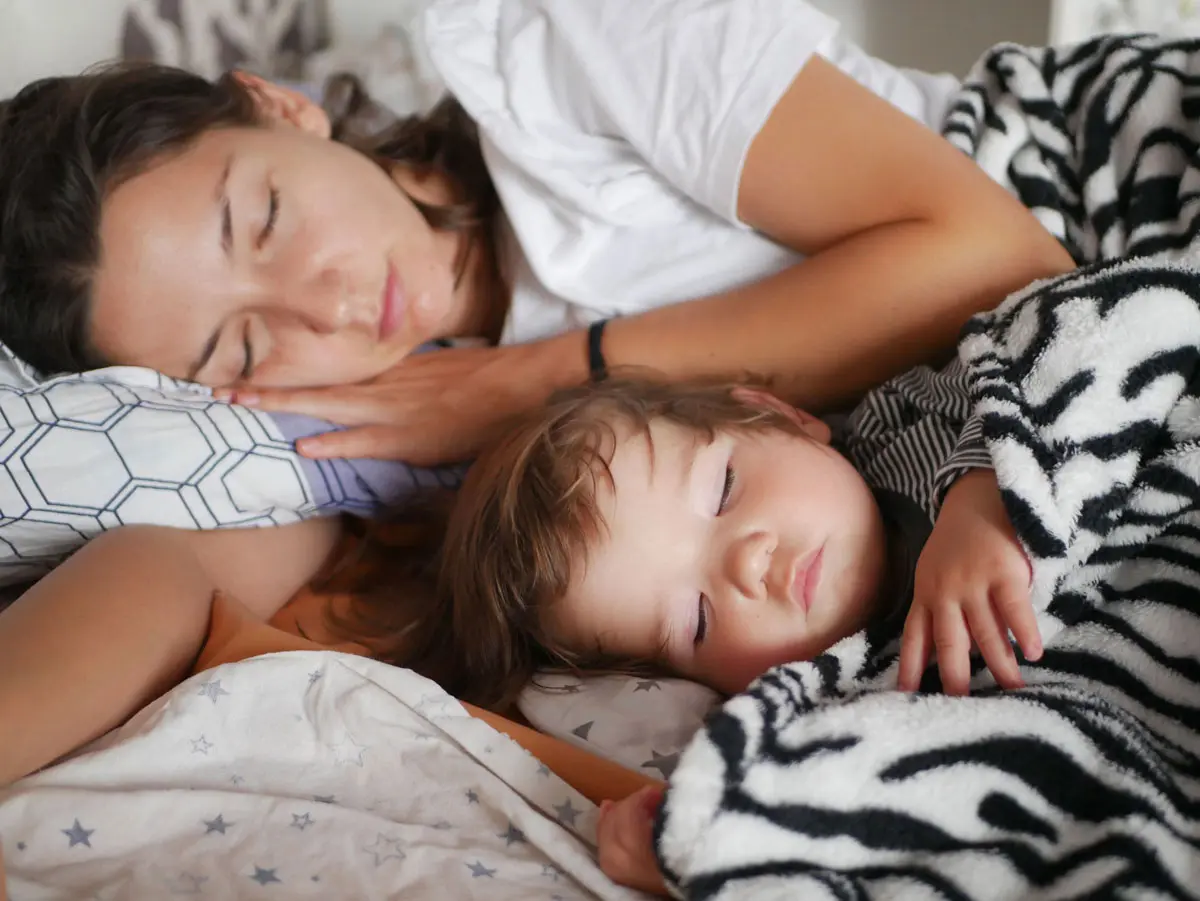 Los beneficios de dormir en la cama de los padres hasta los 3 años