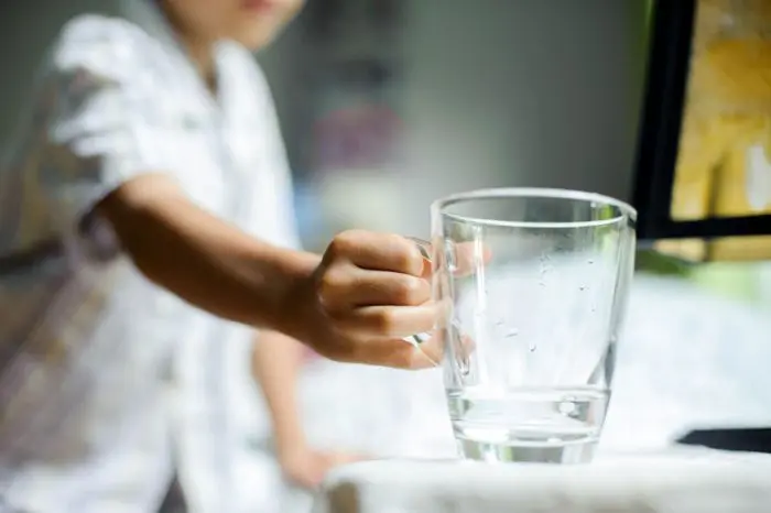 Hijo pide agua noche cama