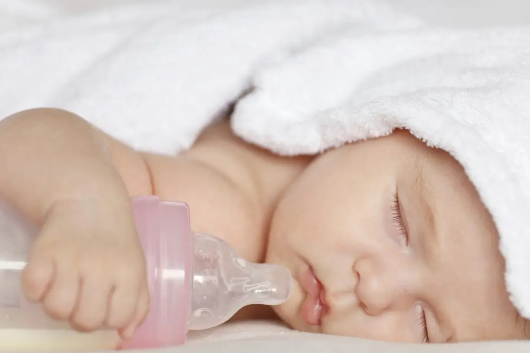Un bebé acaba prácticamente en estado vegetativo porque sus padres añaden alimentos a la leche de fórmula