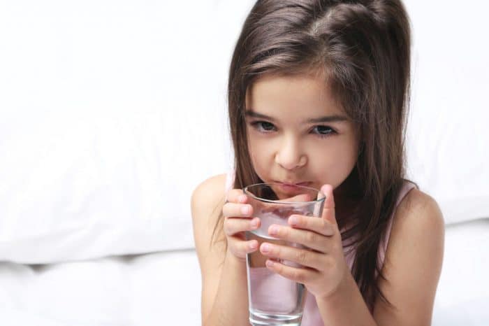 Por qué tu hijo te pide agua cuando ya está en la cama