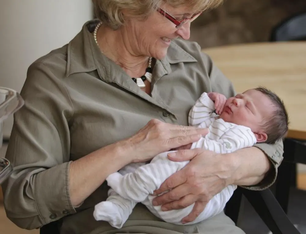 La suegra abraza al bebé antes que la madre después de una cesárea de urgencia