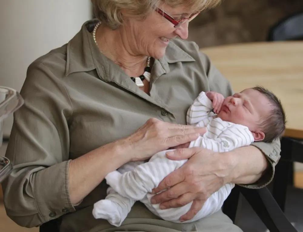 Suegra abraza bebé recién nacido