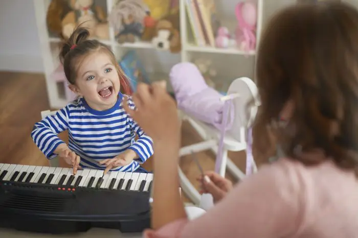 beneficios cantar cerebro infantil