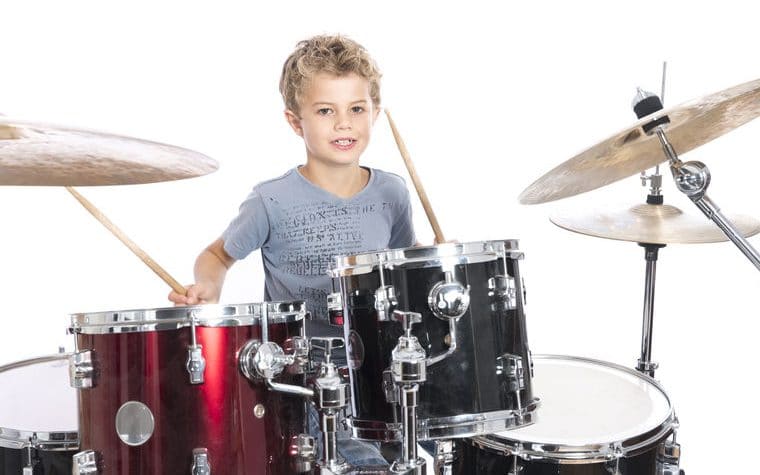 Los beneficios para los niños de tocar la batería