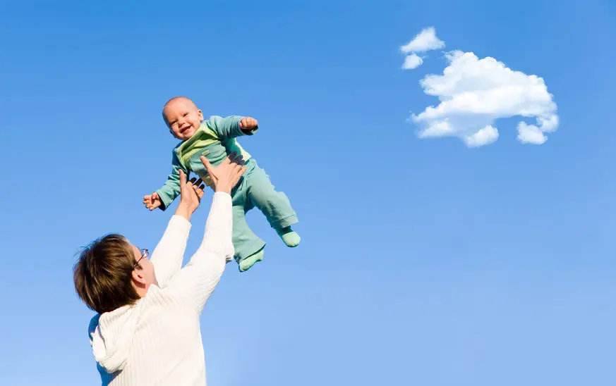 No juegues a lanzar al niño por los aires, podría ser mortal