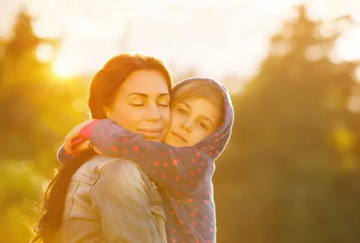 beneficios abrazos niños