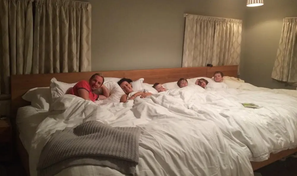 Solución al colecho: Una pareja construye una cama de 5,5 metros para dormir con sus 4 hijos