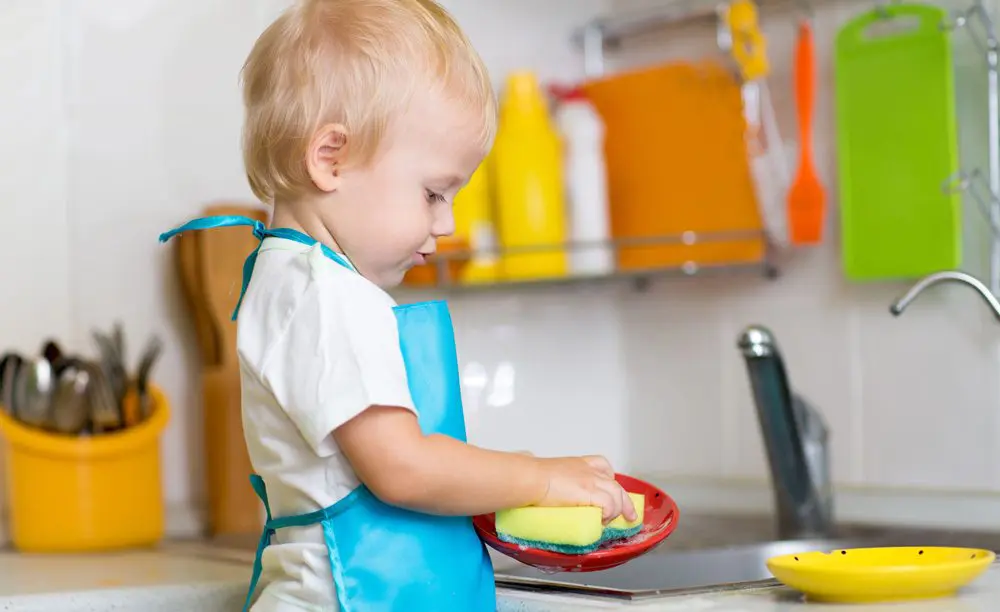 niños ayudan tareas domésticas