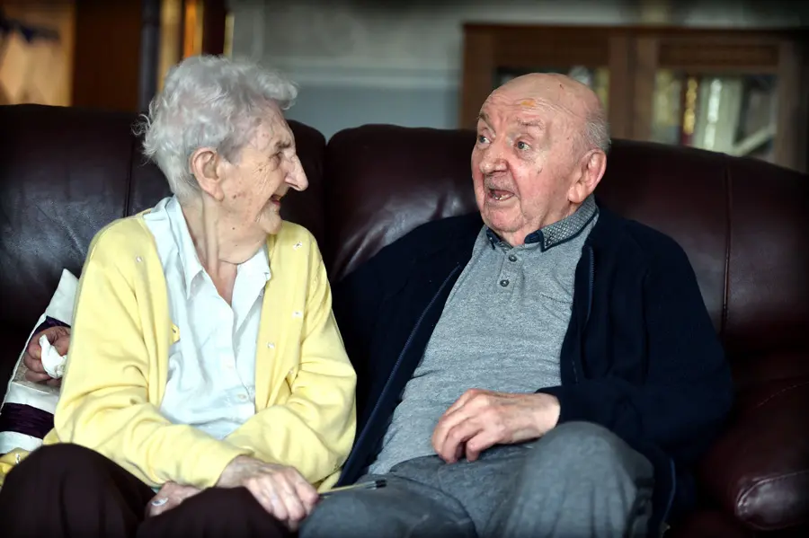Anciana de 98 años se muda a la residencia de su hijo de 80 para cuidarle