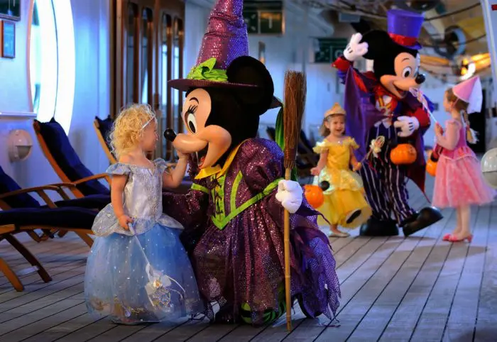 Crucero con niños Disney Magic Mediterráneo personajes disfraces