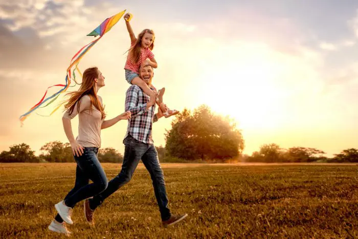 familia feliz salud emocional