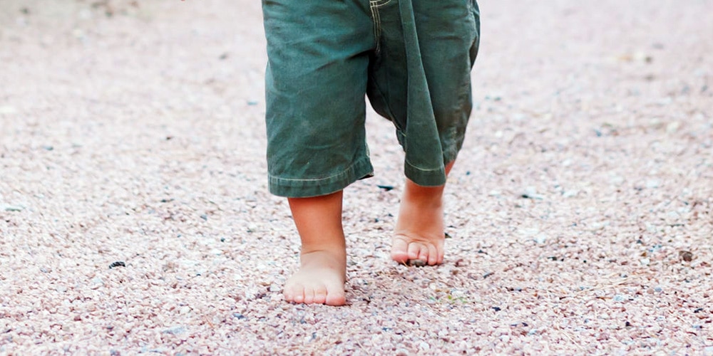Los niños que caminan descalzos son más inteligentes y felices