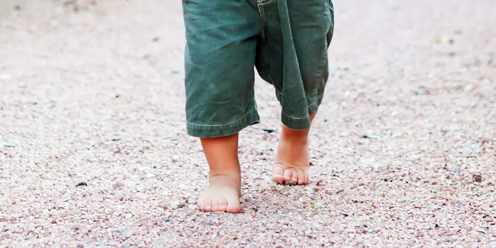 Los niños que caminan descalzos son más inteligentes y felices