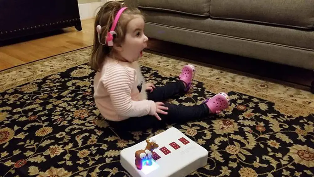 Papá inventa un juguete que enseña Braille a su hija de dos años que se está quedando ciega