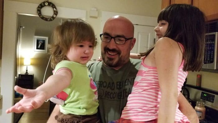 Papa inventa juguete enseña Braille hija ciega