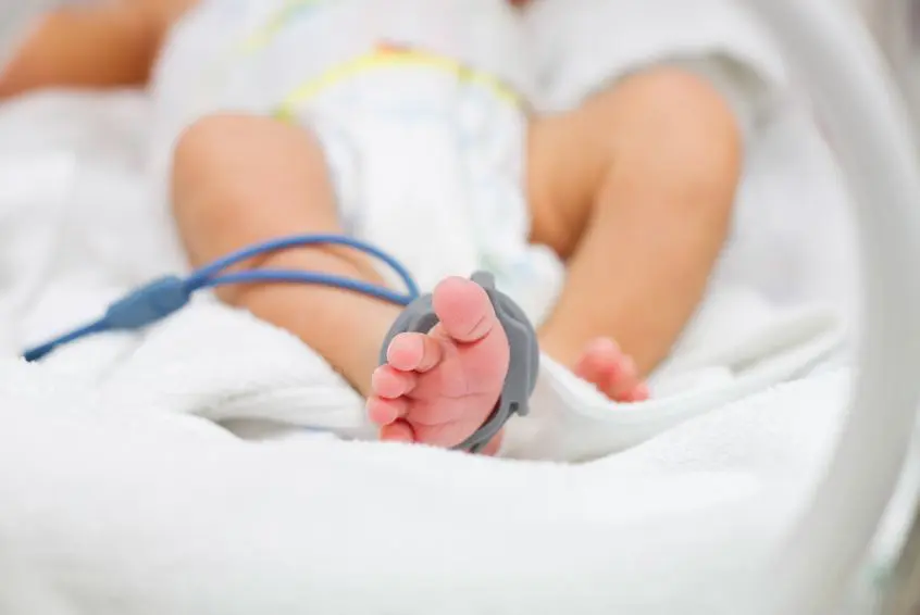 Un bebé muere porque sus padres solo le daban leche vegetal