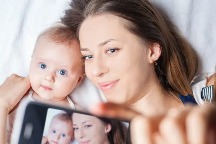 madres fotografian hijos constantemente