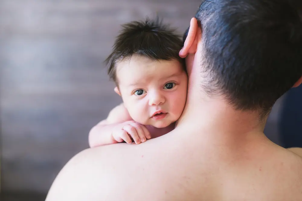 El piel con piel y la crianza de apego también con los padres